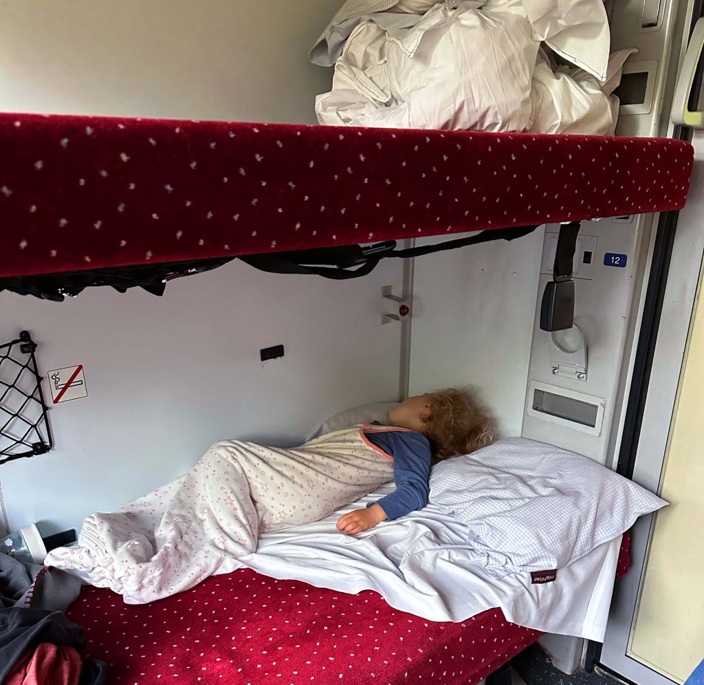 Liegewagen vom Nachtzug mit Kleinkind