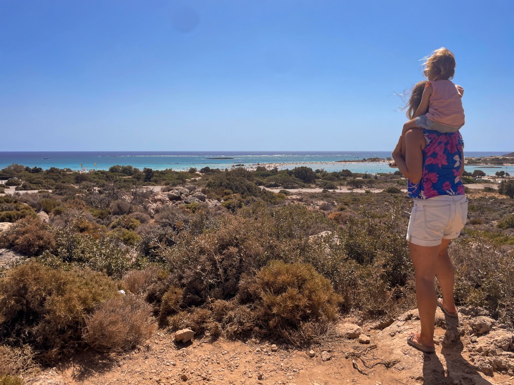 Kreta mit Kleinkind am Strand