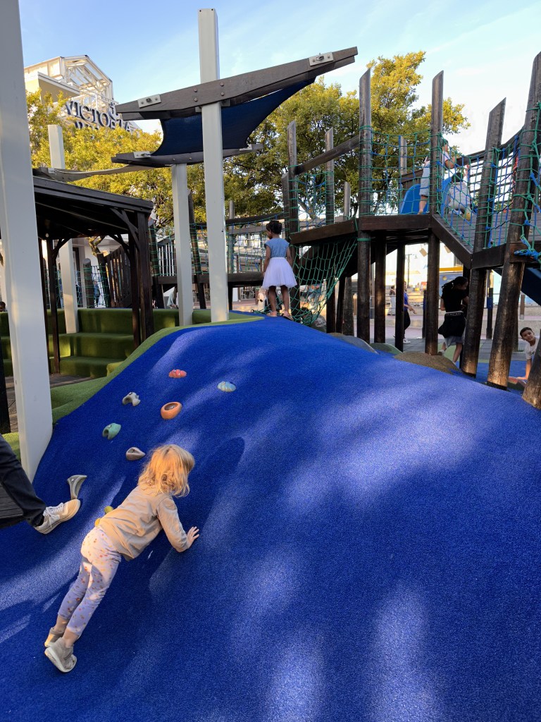Spielplatz an der Waterfront in Kapstadt mit Kleinkind