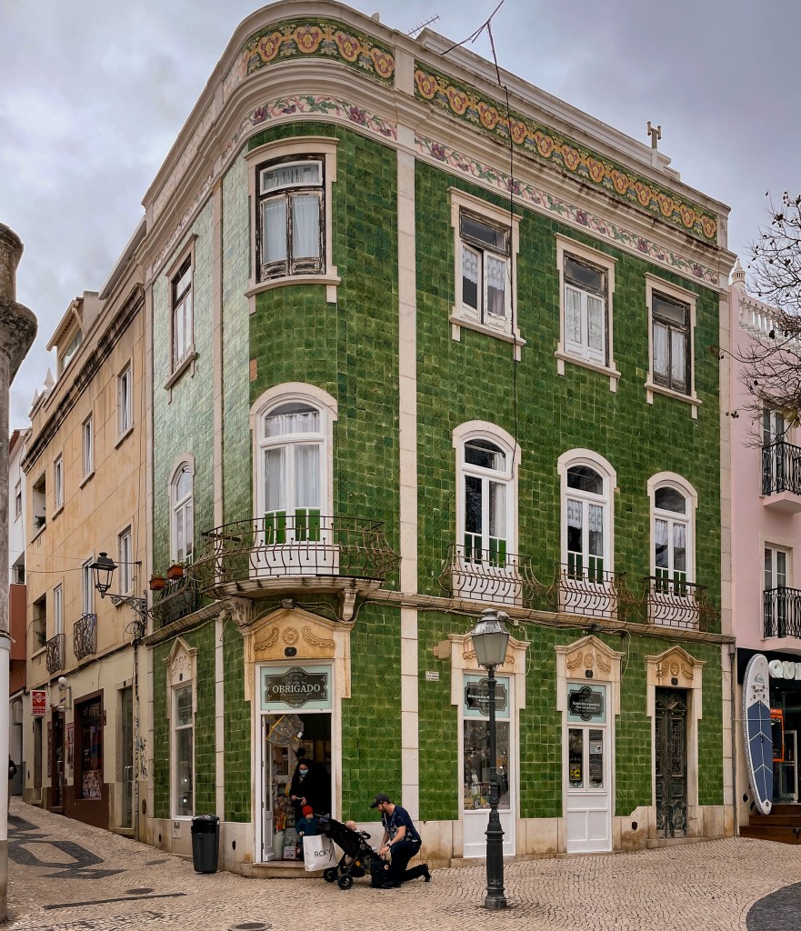 Lagos - Altstadt. Grün gekacheltes Haus. 