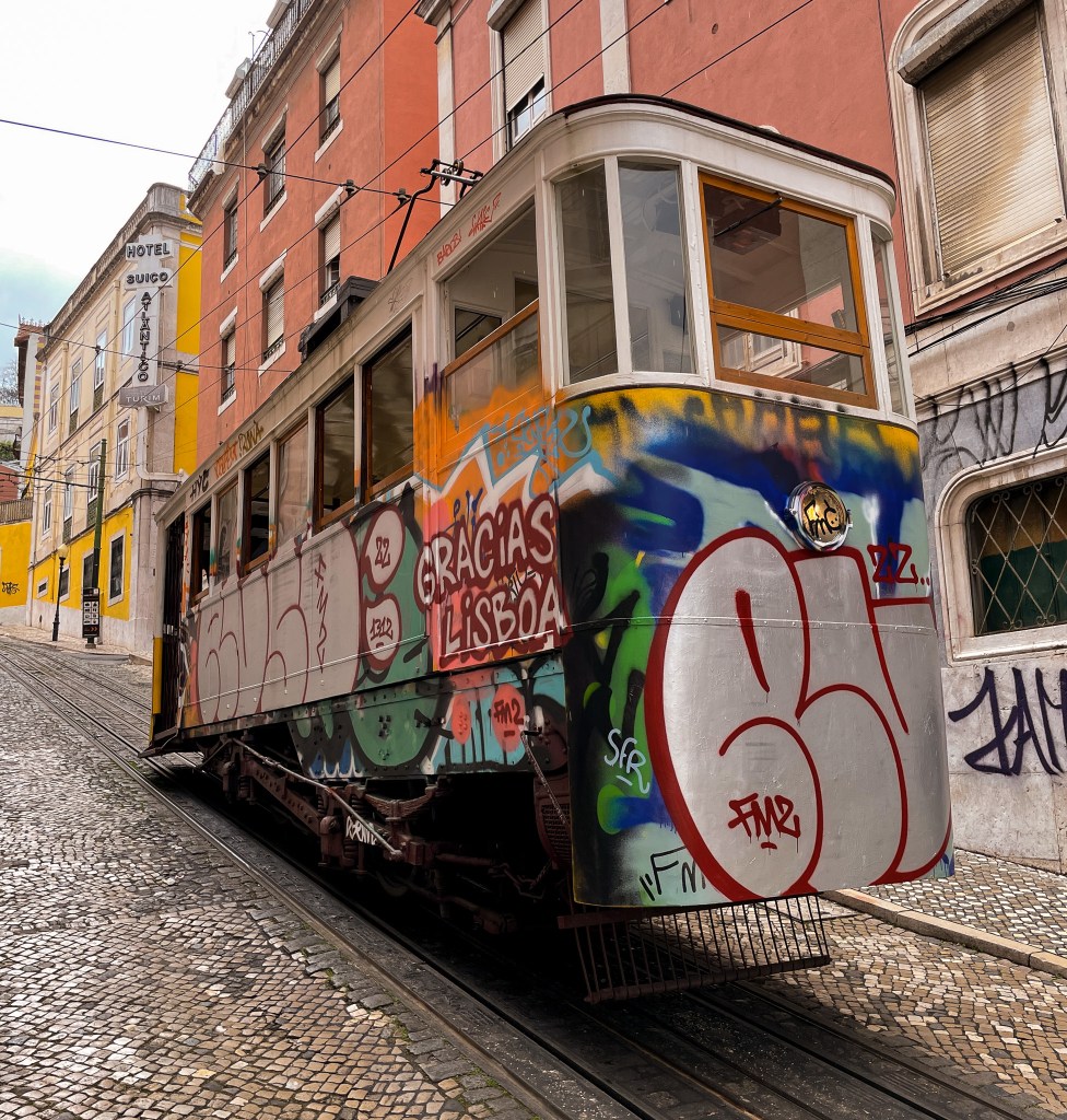 Standseilbahn „Elevador da Glória“ in Lissabon