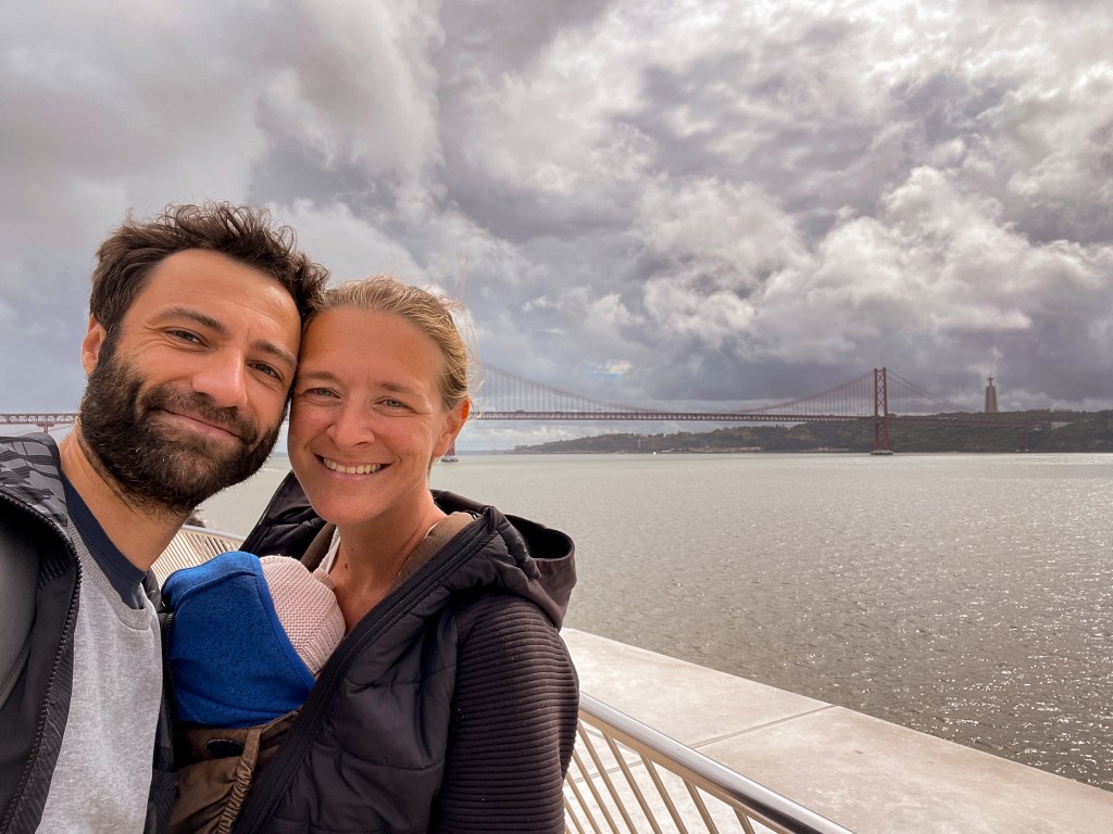 Mann, Frau und Baby in Lissabon am Ufer Tejo
