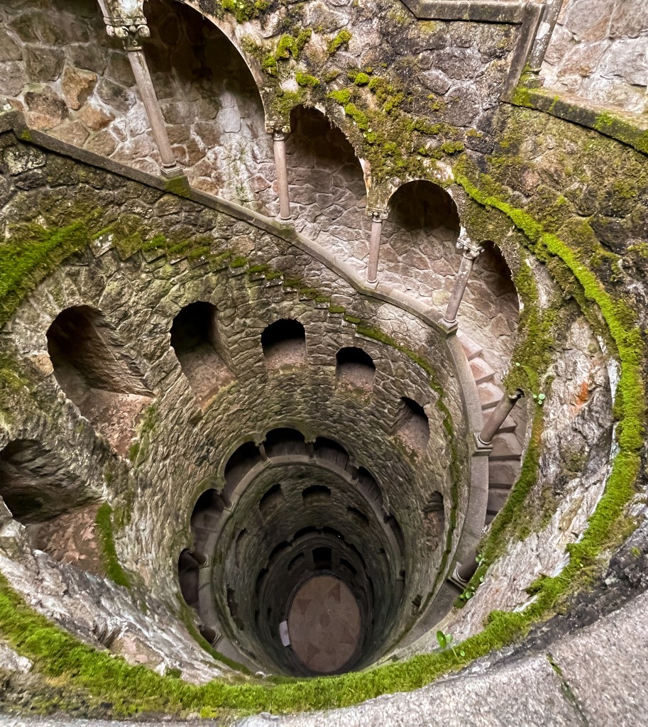 Quinta da Regaleira, Wendeltreppe steigt man hinab in den unterirdischen Turm. 