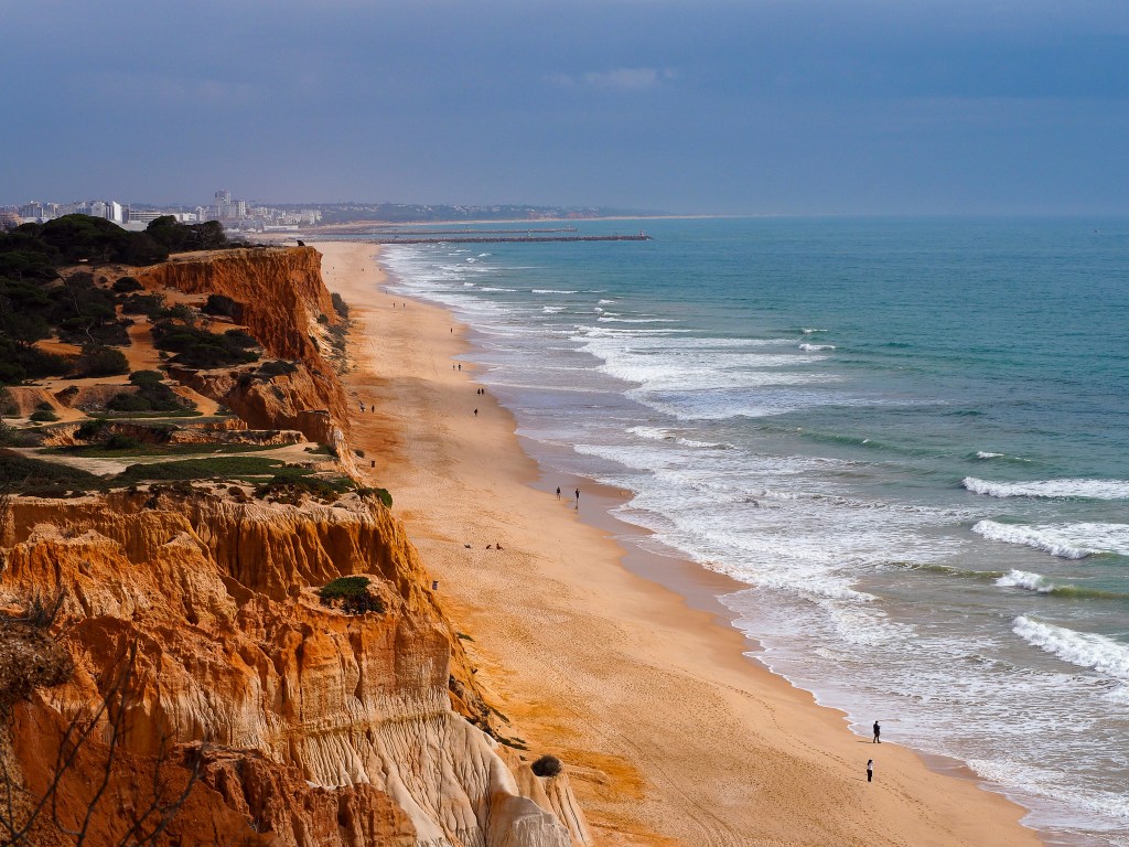 Strand mit Steilküste an der Algarve