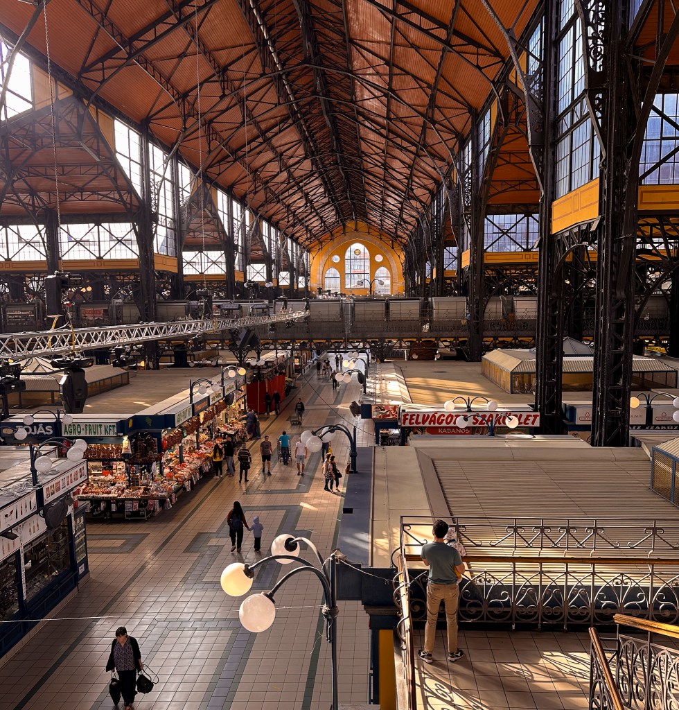 Große Markthalle in Budapest: Langos & Mini-Spielplatz
